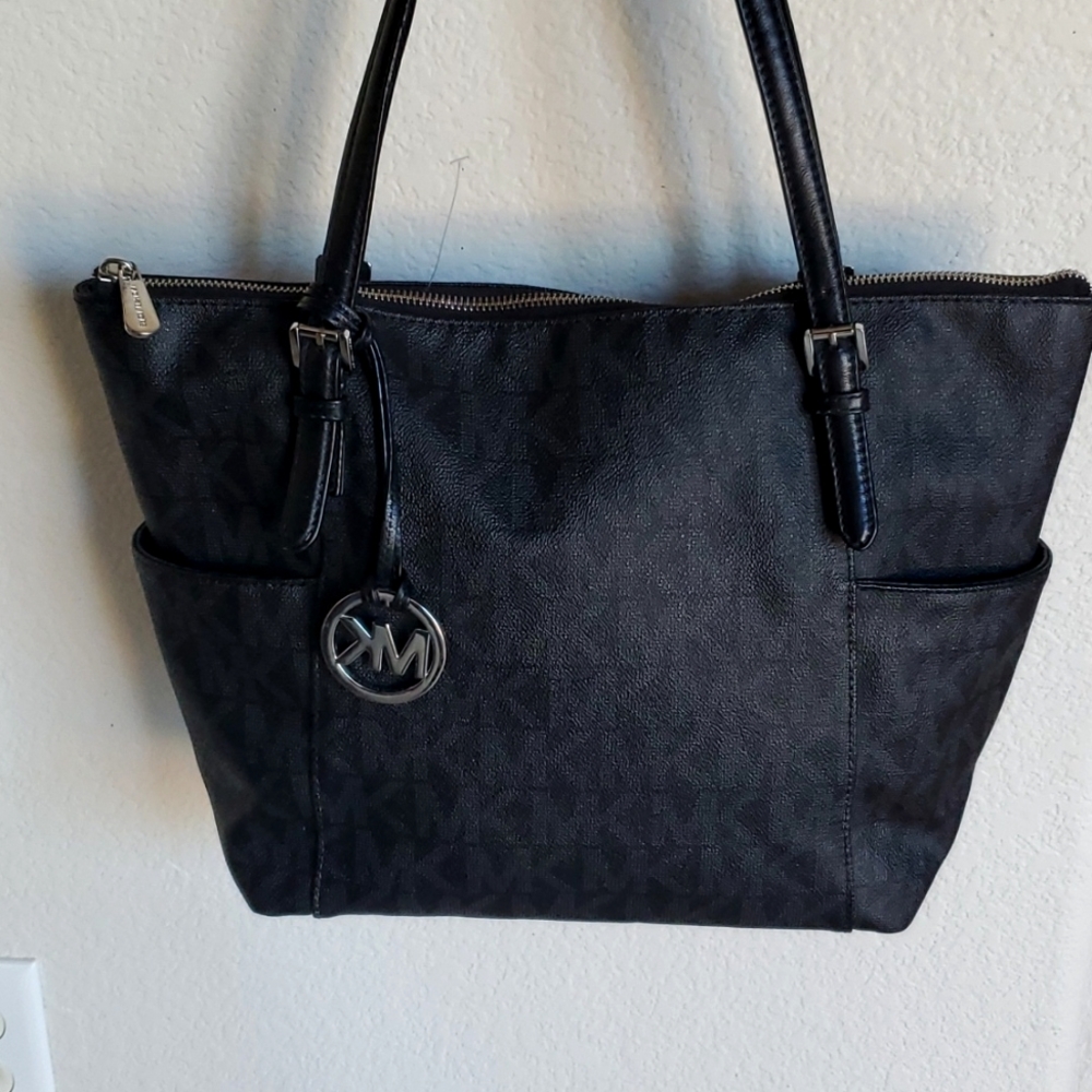 💥SOLD💥 Michael Kors black tote MK monogram